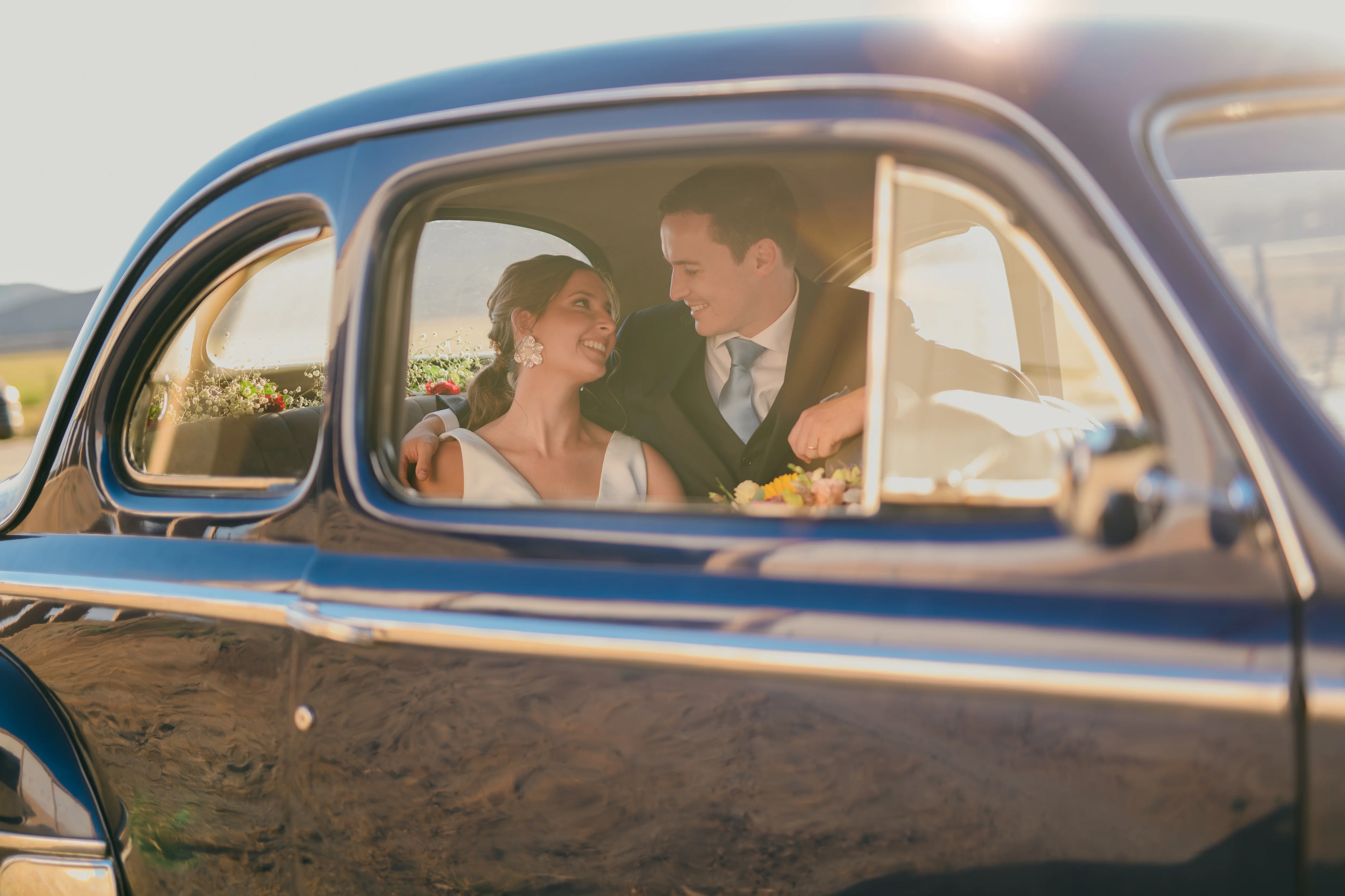 Pareja de novios celebrando matrimonio con Ford Super Deluxe 1947 azul marino
