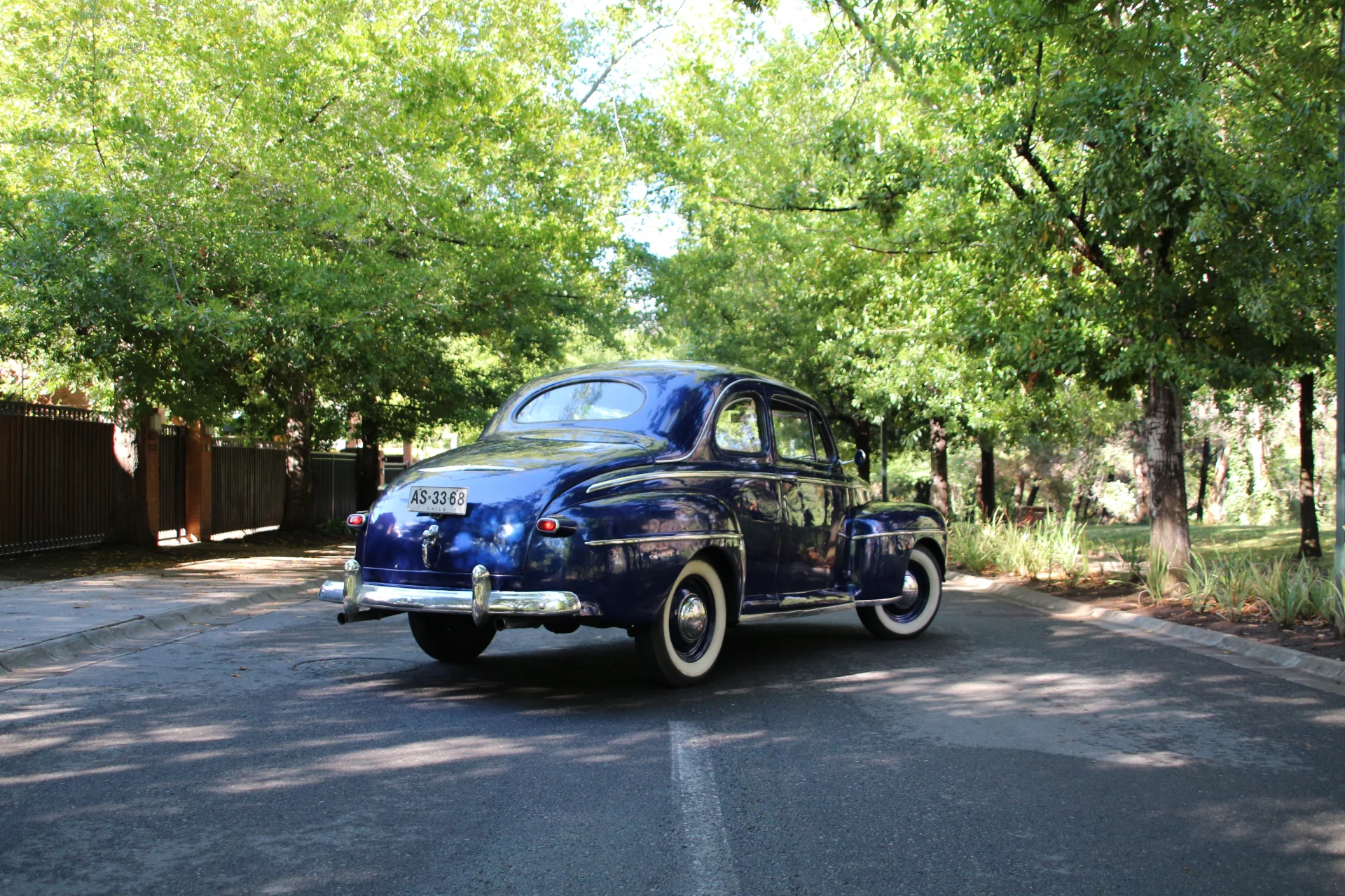 Ford Super Deluxe 1947 vista tres cuartos trasera