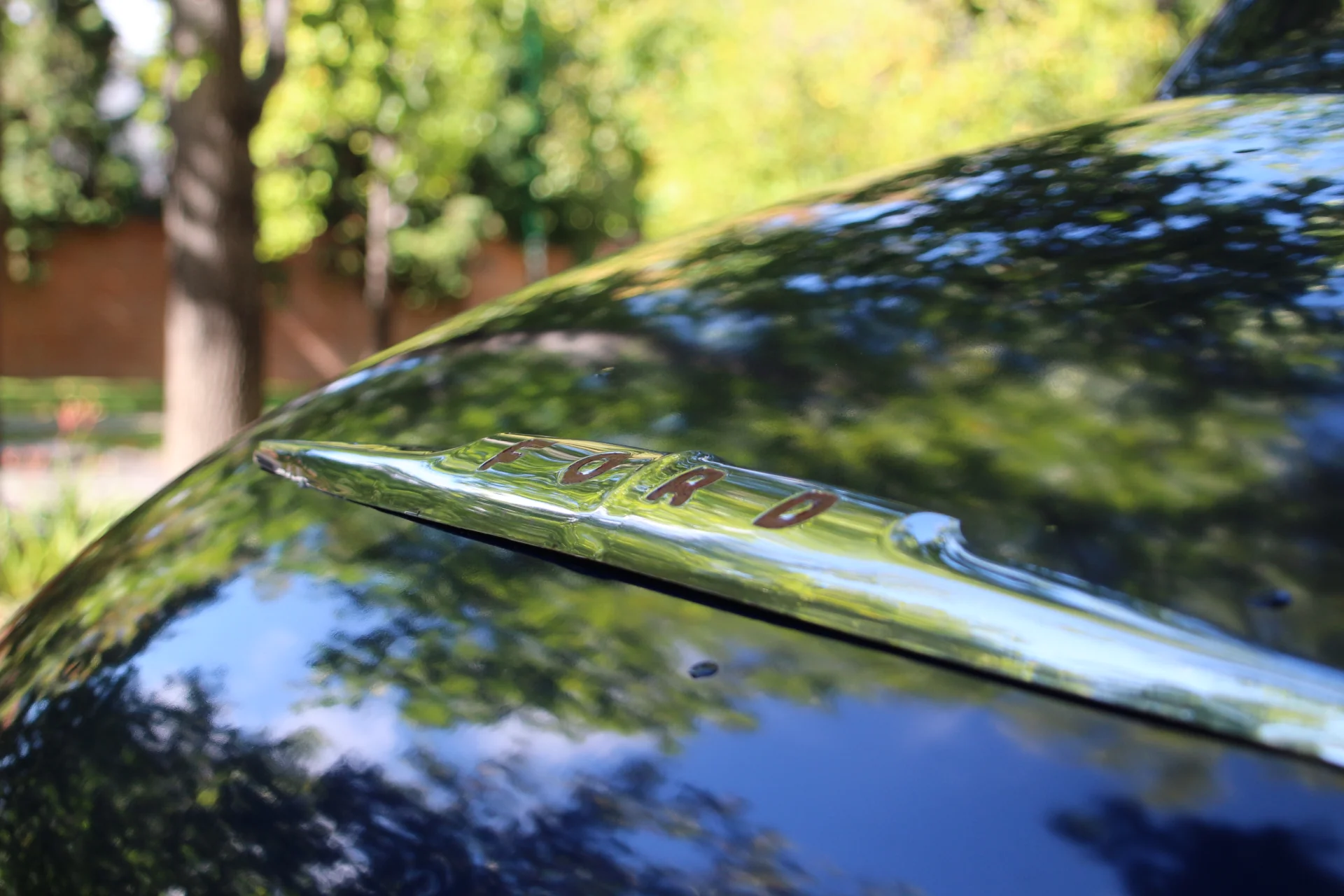 Ford Super Deluxe 1947 en entorno urbano