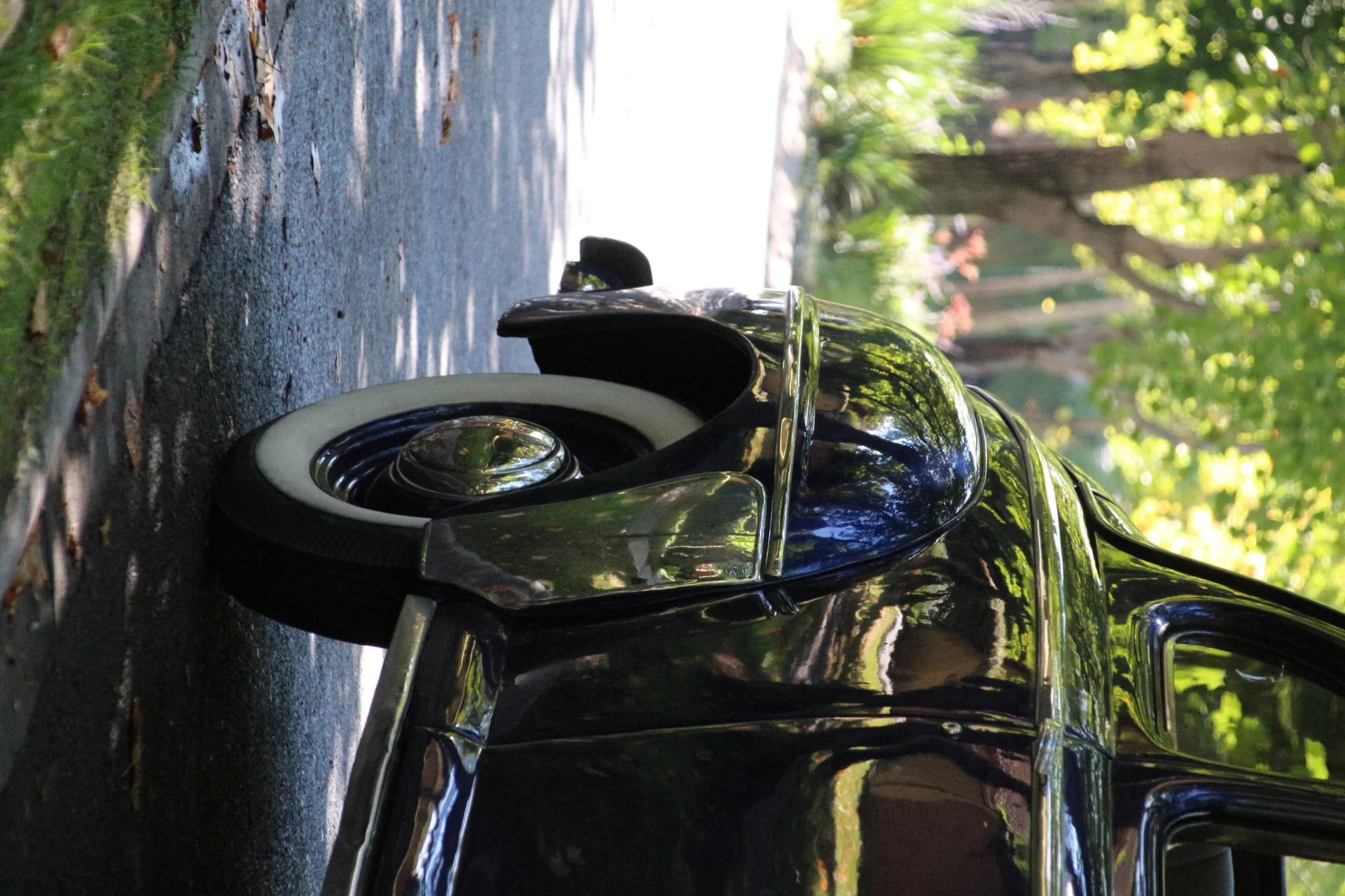 Ford Super Deluxe 1947 azul marino estacionado en calle